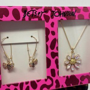 Betsey Johnson Boxed Set - Dangle Bee Earrings & Daisy Necklace | NWT/NIB 🐝🌼